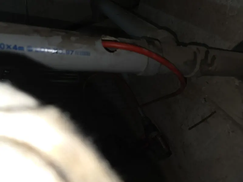 부산 중구 어두운 배관 아래 작업 구멍에 넣은 장비 줄