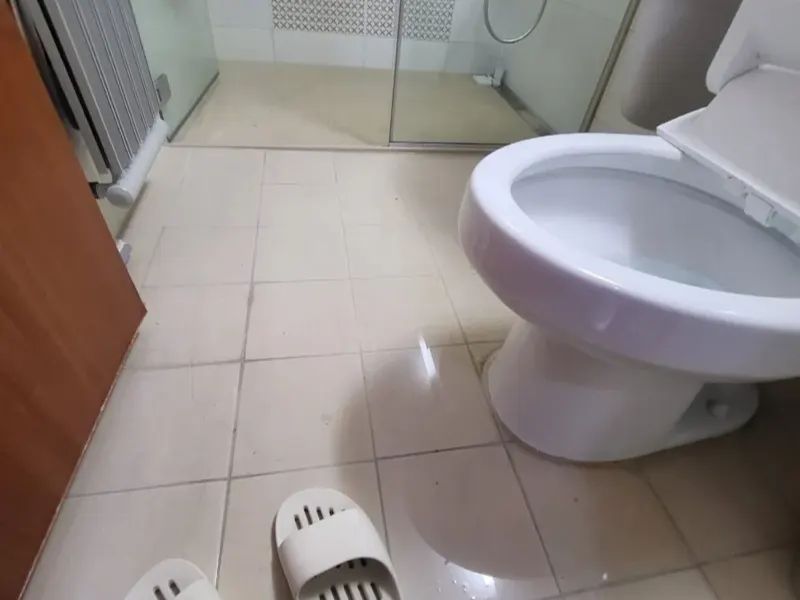 부산 중구 물이 넘쳐 젖은 화장실 바닥